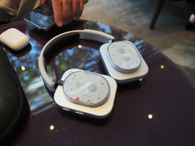 I spent two weeks in the company of the Nothing Headphone (1) , particular headphones, especially for their design out of the ordinary . Let's start with the price: €299 , high especially if compared to the best-selling or most famous in the sector: the Sony WH-1000XM. The latest XM6, which we reviewed a month ago , cost €499, but the previous XM5 were now available for €279 online on Amazon,