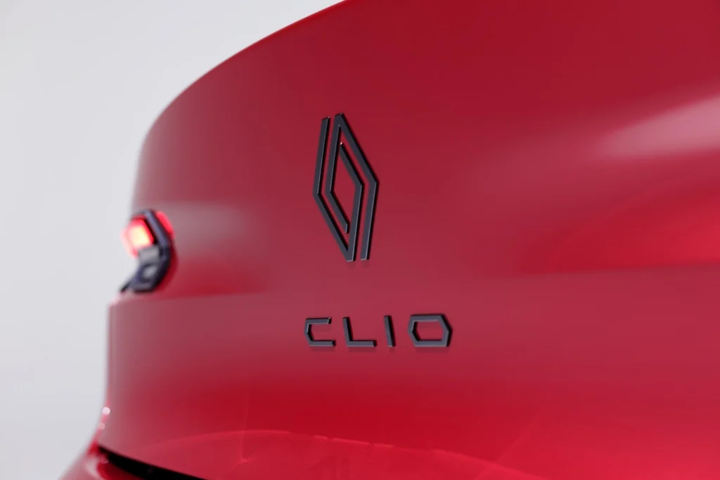 The new Renault Clio, the sixth generation debuts: a new look and more technology. Full hybrid and LPG.