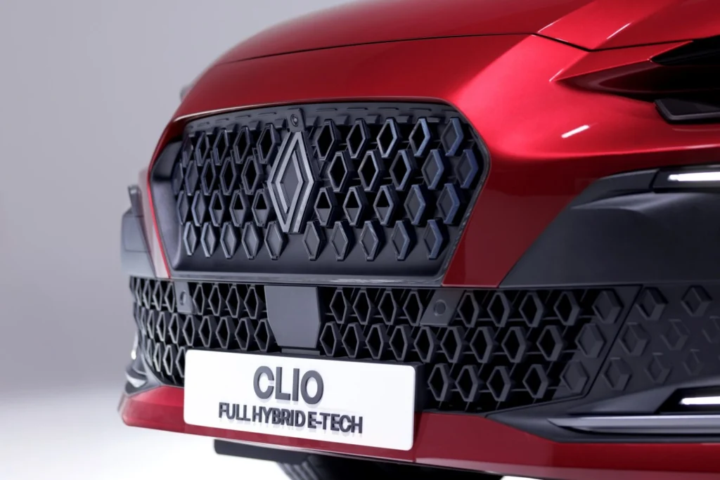 The new Renault Clio, the sixth generation, debuts with a new look and more technology. Full hybrid and LPG.