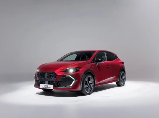 The new Renault Clio, the sixth generation debuts: a new look and more technology. Full hybrid and LPG.