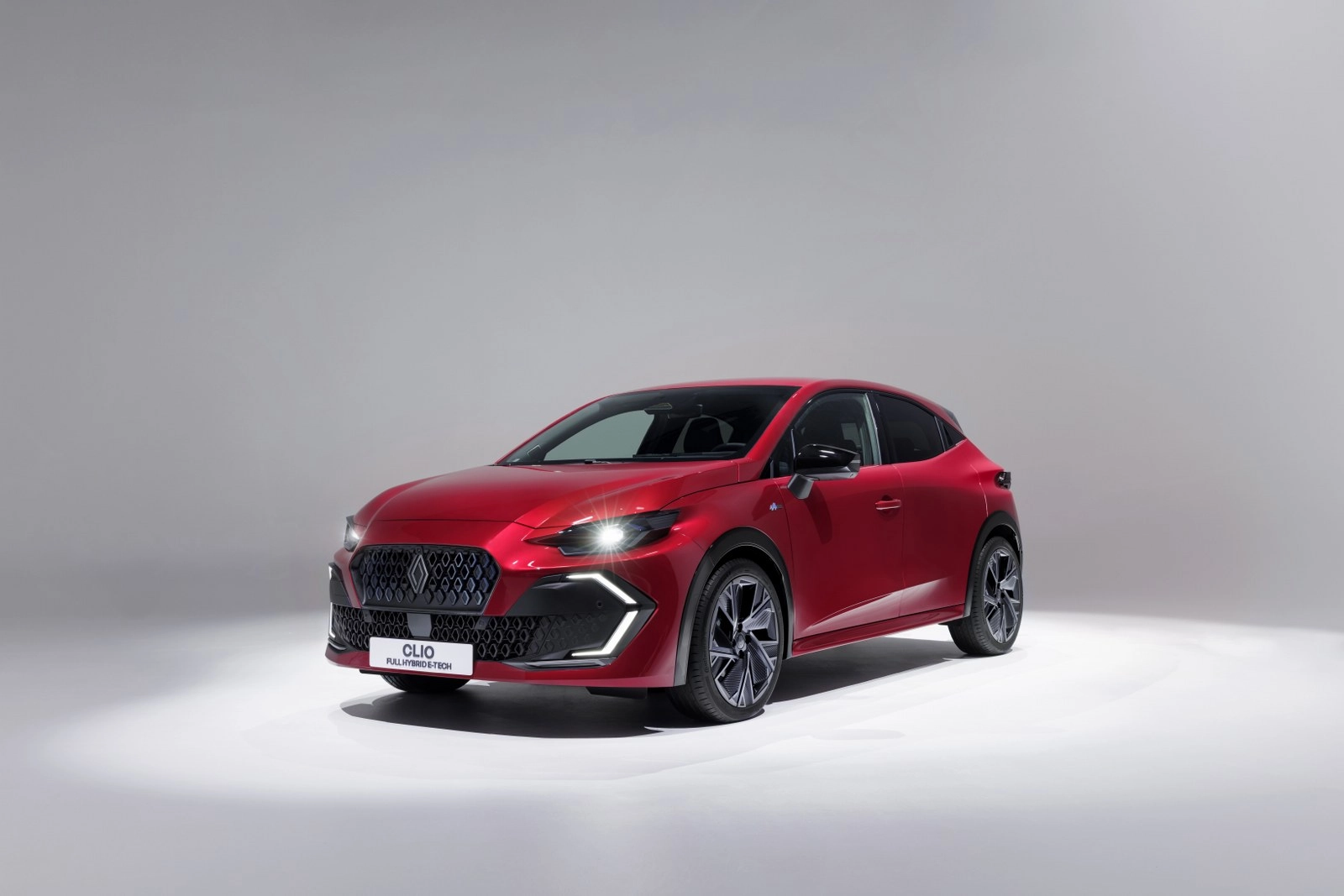 The new Renault Clio, the sixth generation debuts: a new look and more technology. Full hybrid and LPG.